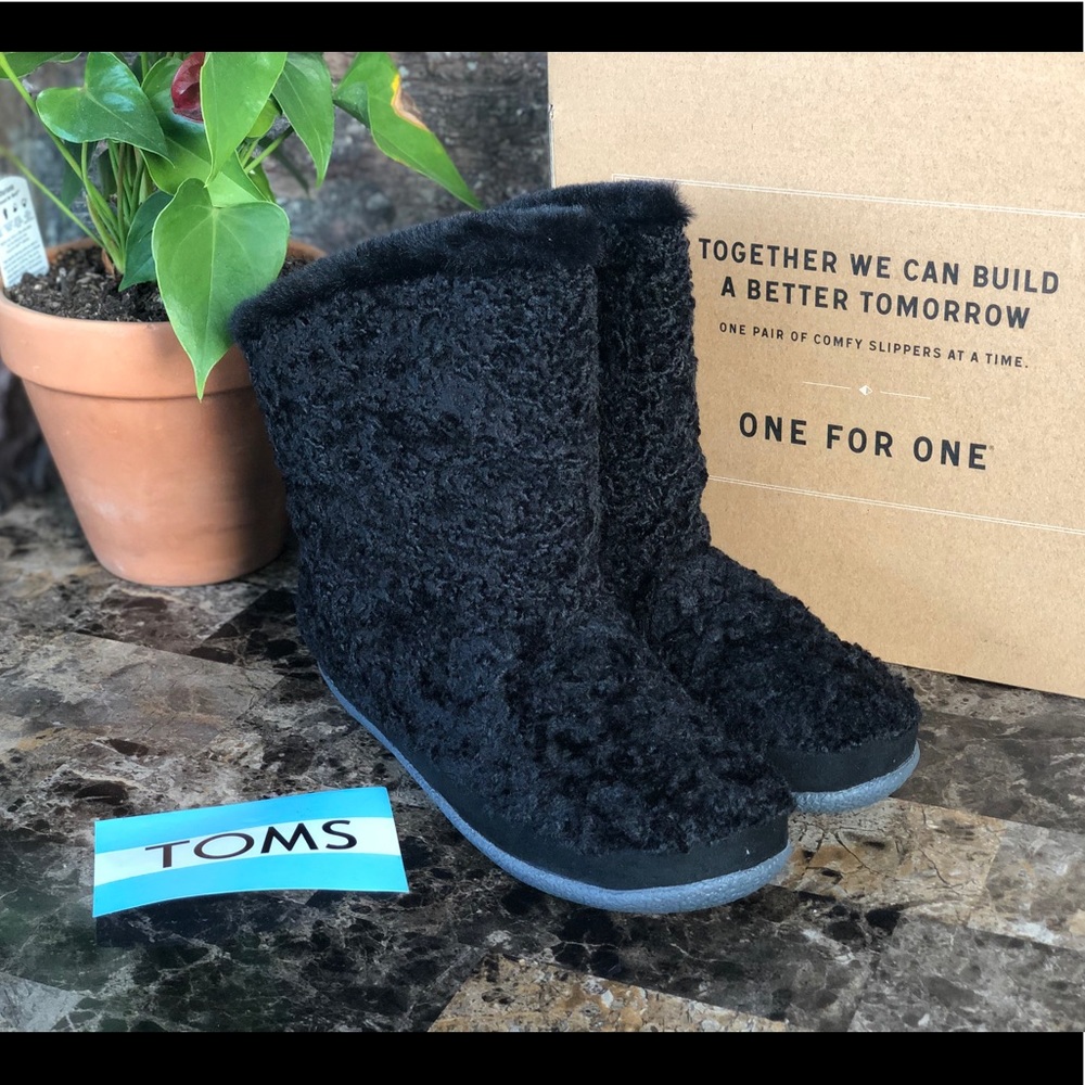TOMS Women's Plush Faux bootie slippers - Picture 7 of 12